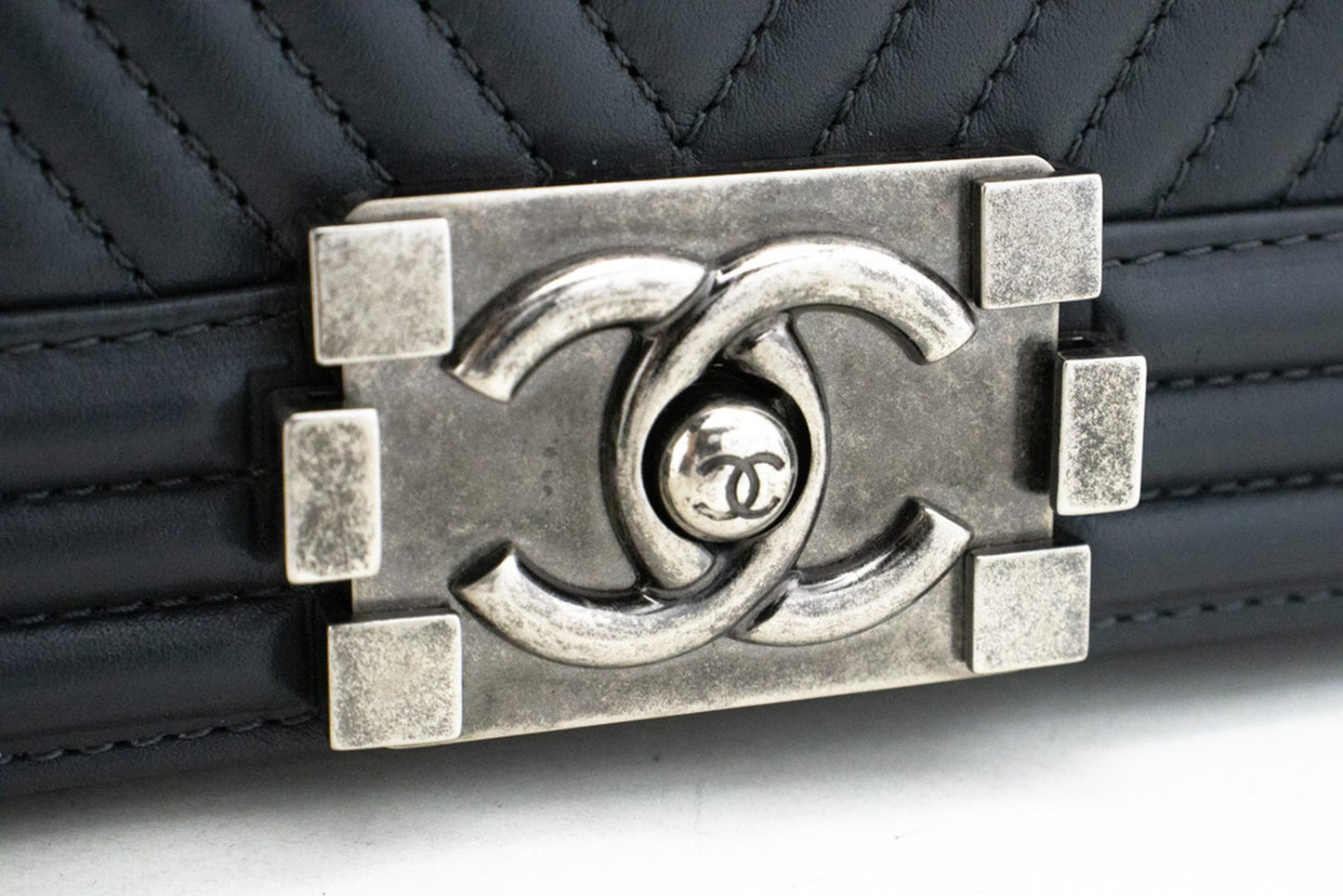 CHANEL Boy Dunkelgraue V-Steppkette Schultertasche Gestepptes Klappfach n41 hannari-shop