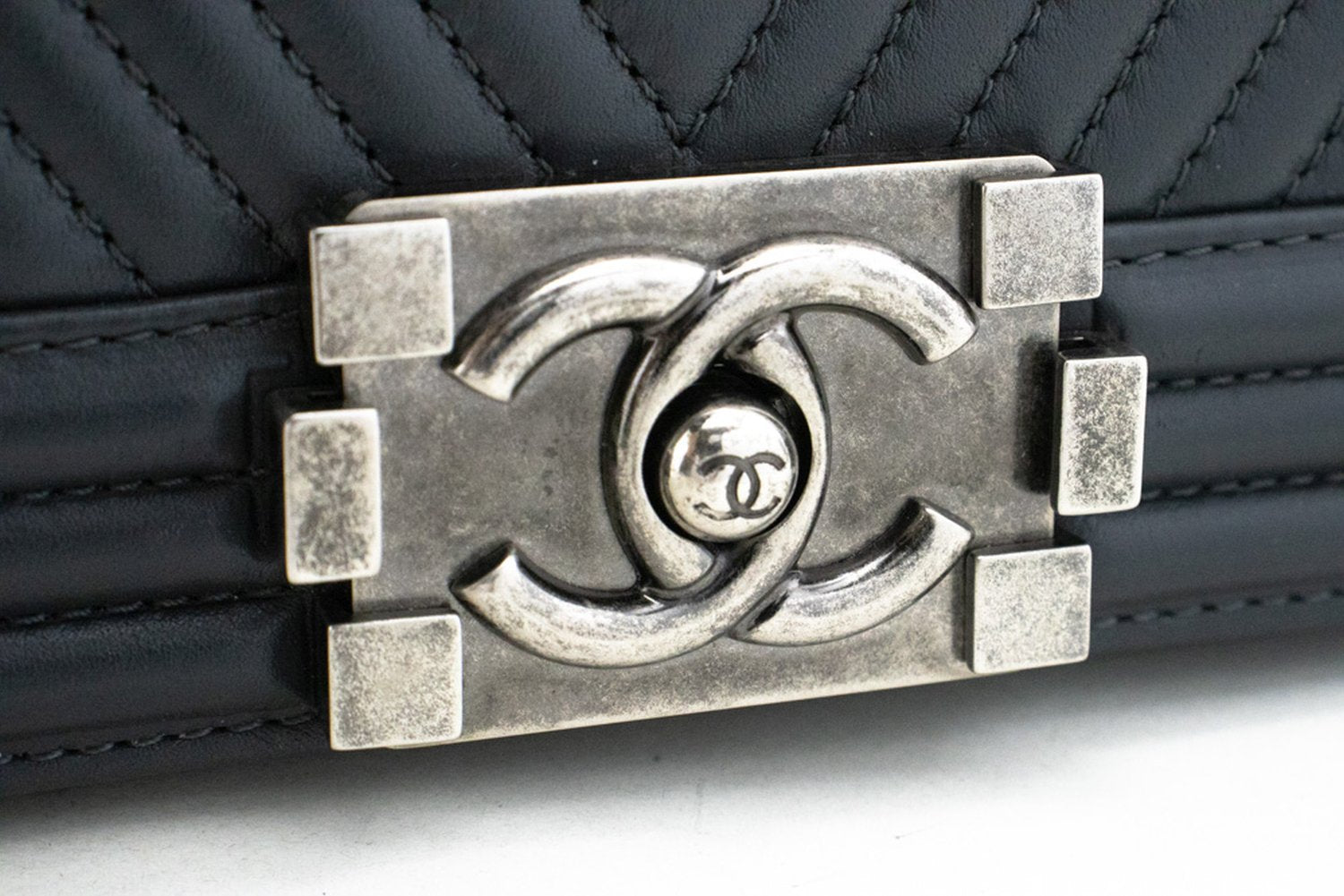 CHANEL Boy Dunkelgraue V-Steppkette Schultertasche Gestepptes Klappfach n41 hannari-shop