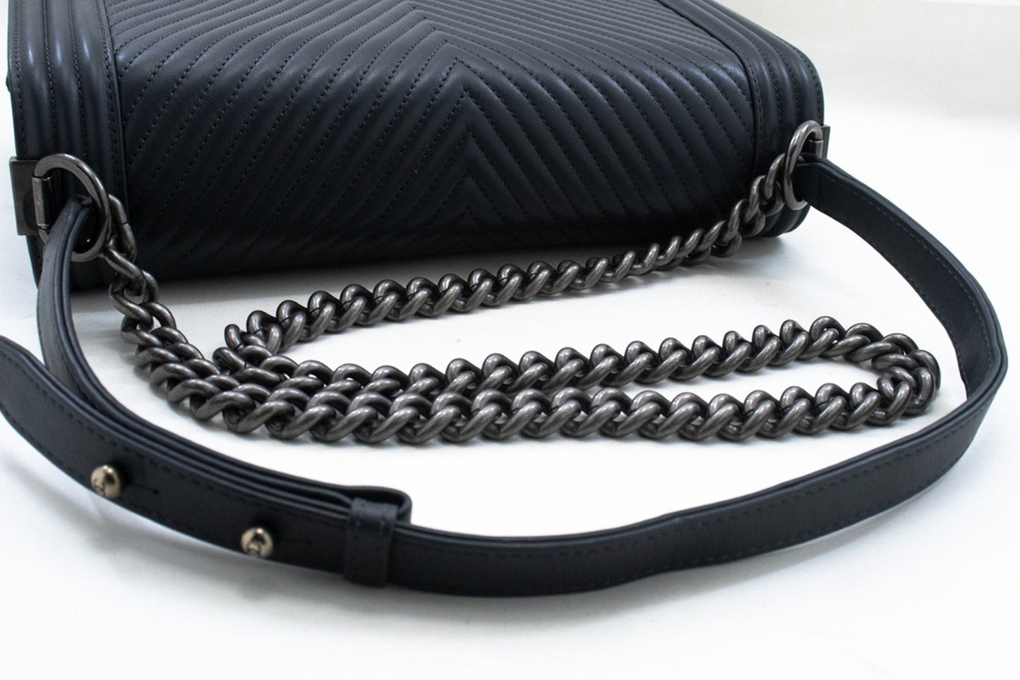CHANEL Boy Dunkelgraue V-Steppkette Schultertasche Gestepptes Klappfach n41 hannari-shop