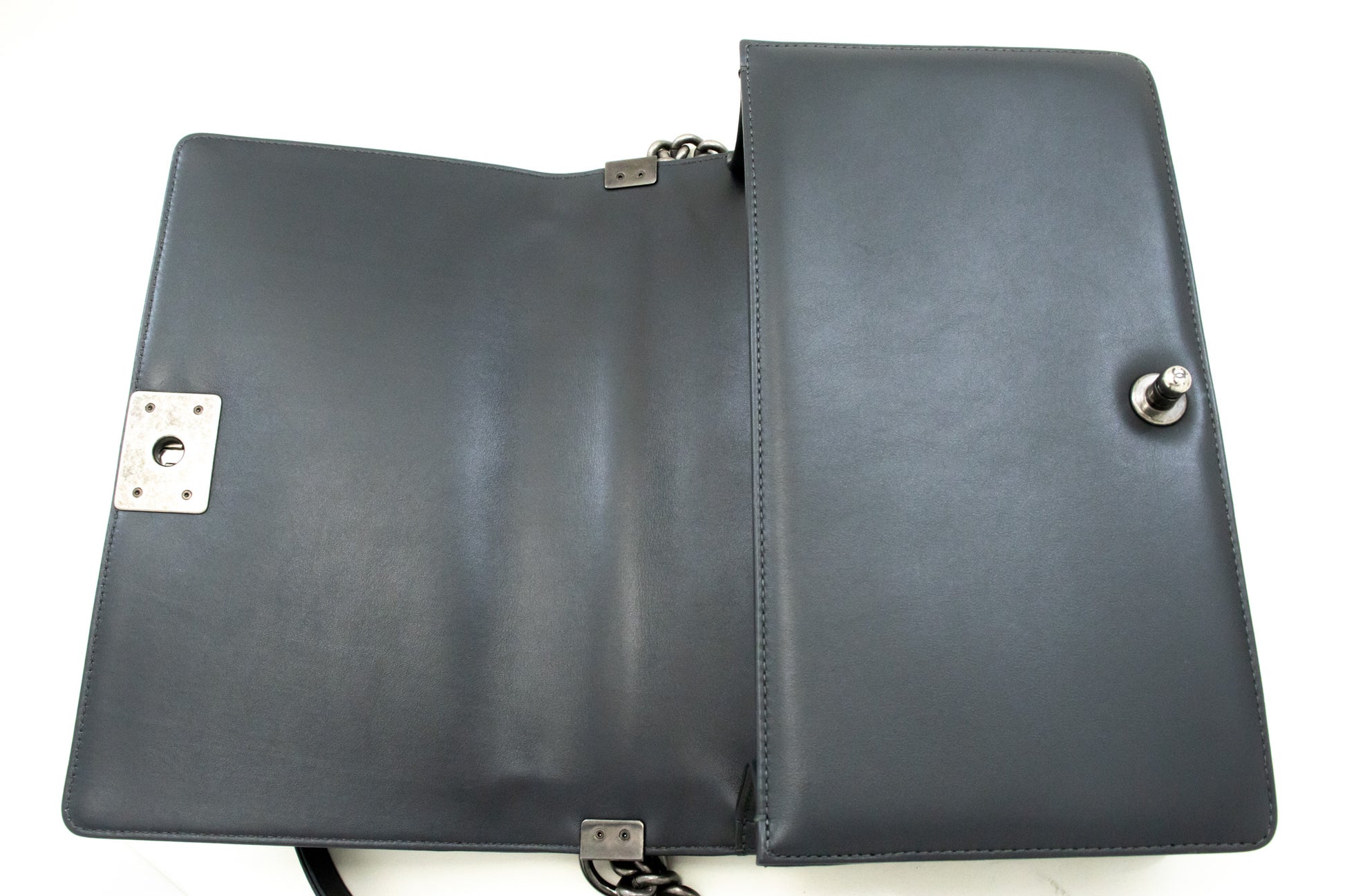 CHANEL Boy Dunkelgraue V-Steppkette Schultertasche Gestepptes Klappfach n41 hannari-shop