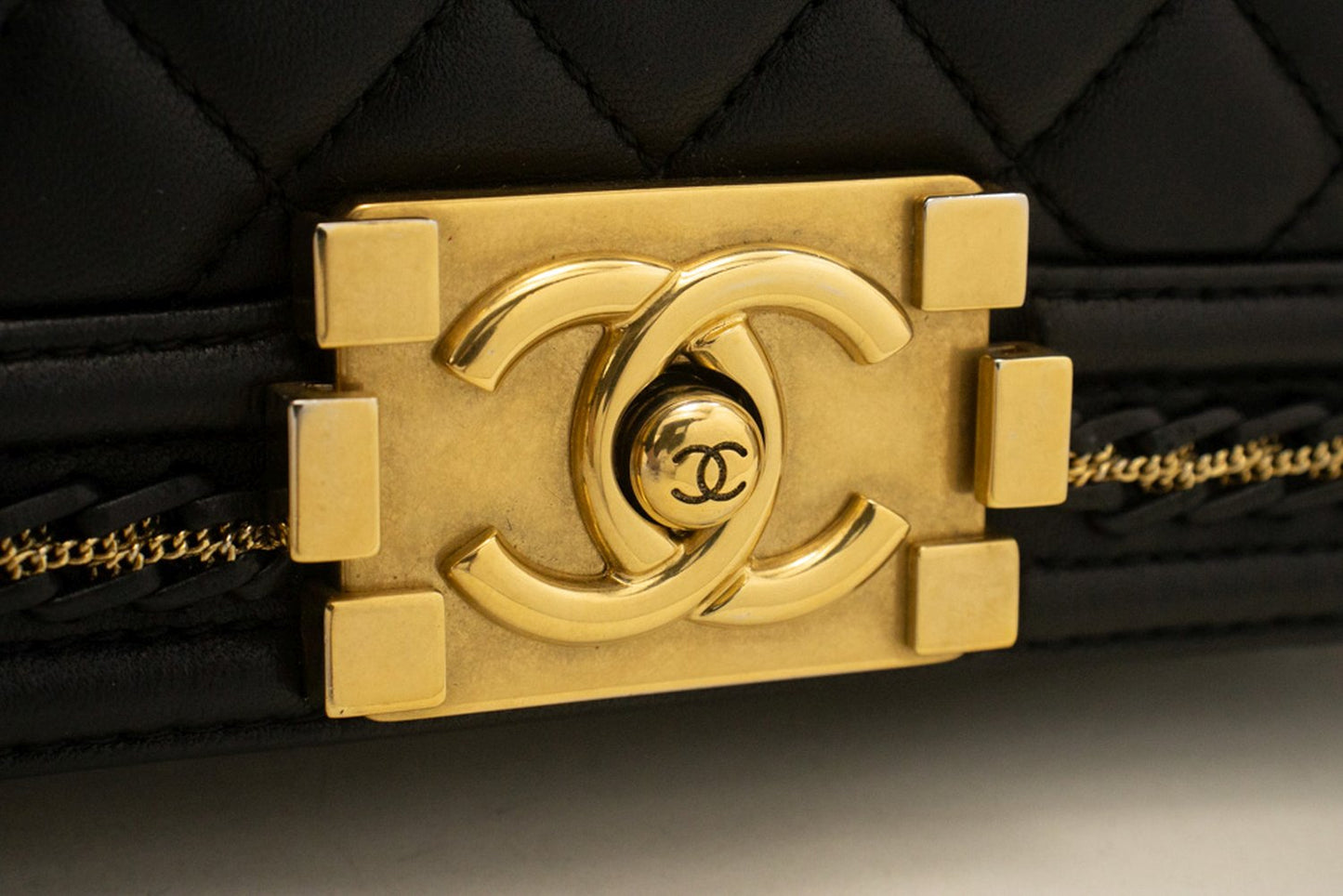 CHANEL Boy Chain Schultertasche Schwarz Gepolstertes Klappfach Lammleder n46 hannari-shop