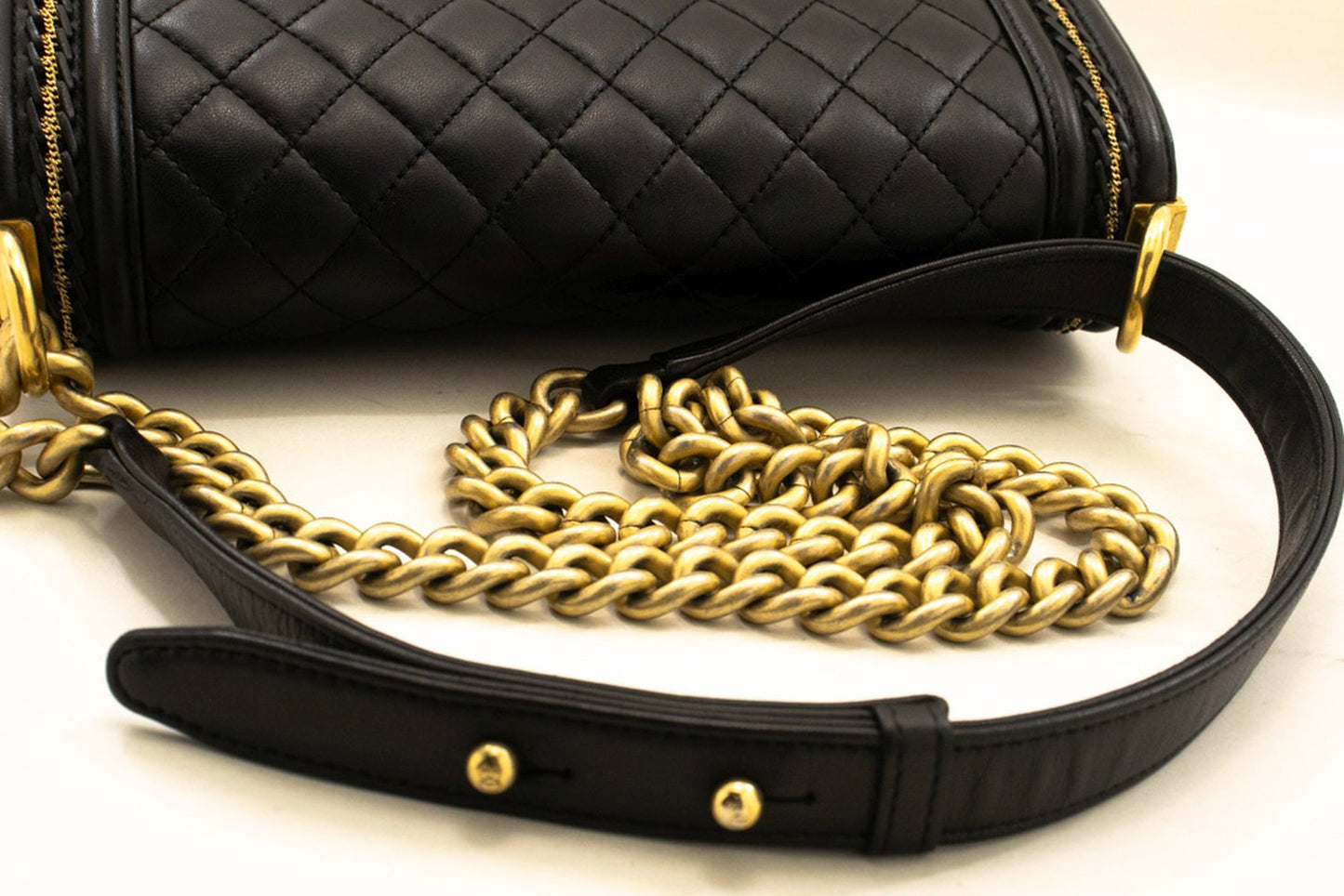 CHANEL Boy Chain Schultertasche Schwarz Gepolstertes Klappfach Lammleder n46 hannari-shop