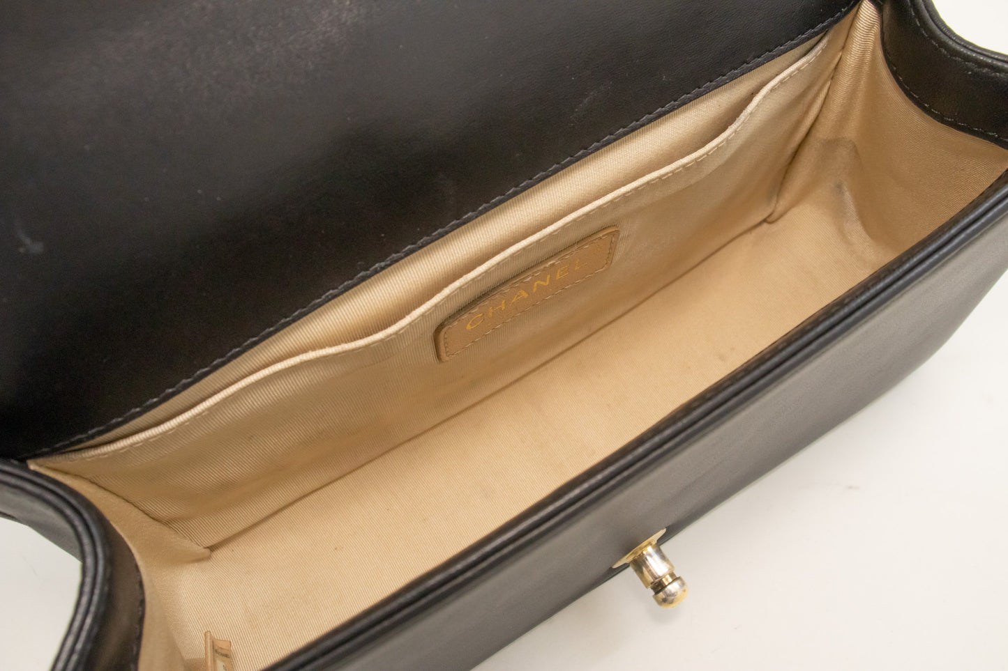CHANEL Boy Chain Schultertasche Schwarz Gepolstertes Klappfach Lammleder n46 hannari-shop