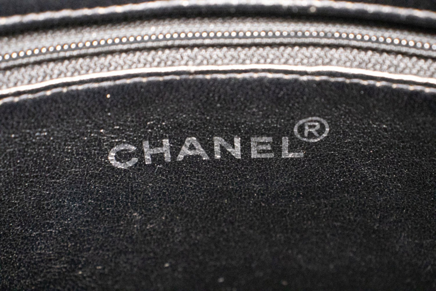 CHANEL Schultertasche aus silberner Medaillon-Caviar-Leder, Einkaufstasche, Schwarz, SV n42 hannari-shop
