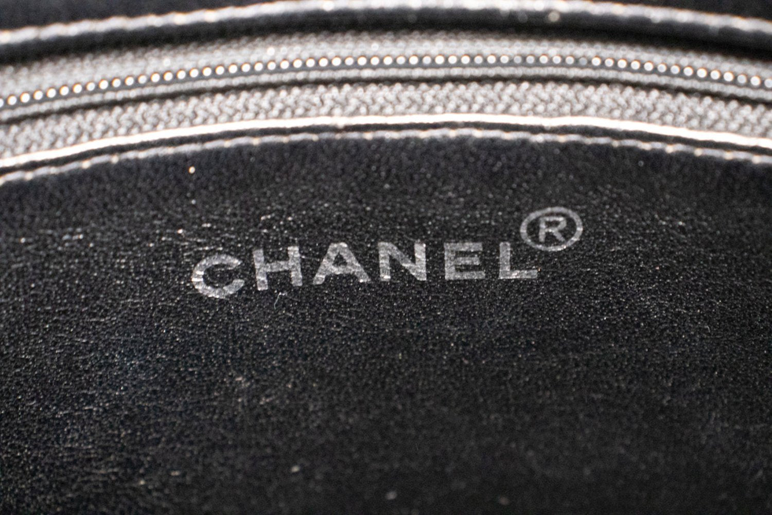 CHANEL Schultertasche aus silberner Medaillon-Caviar-Leder, Einkaufstasche, Schwarz, SV n42 hannari-shop