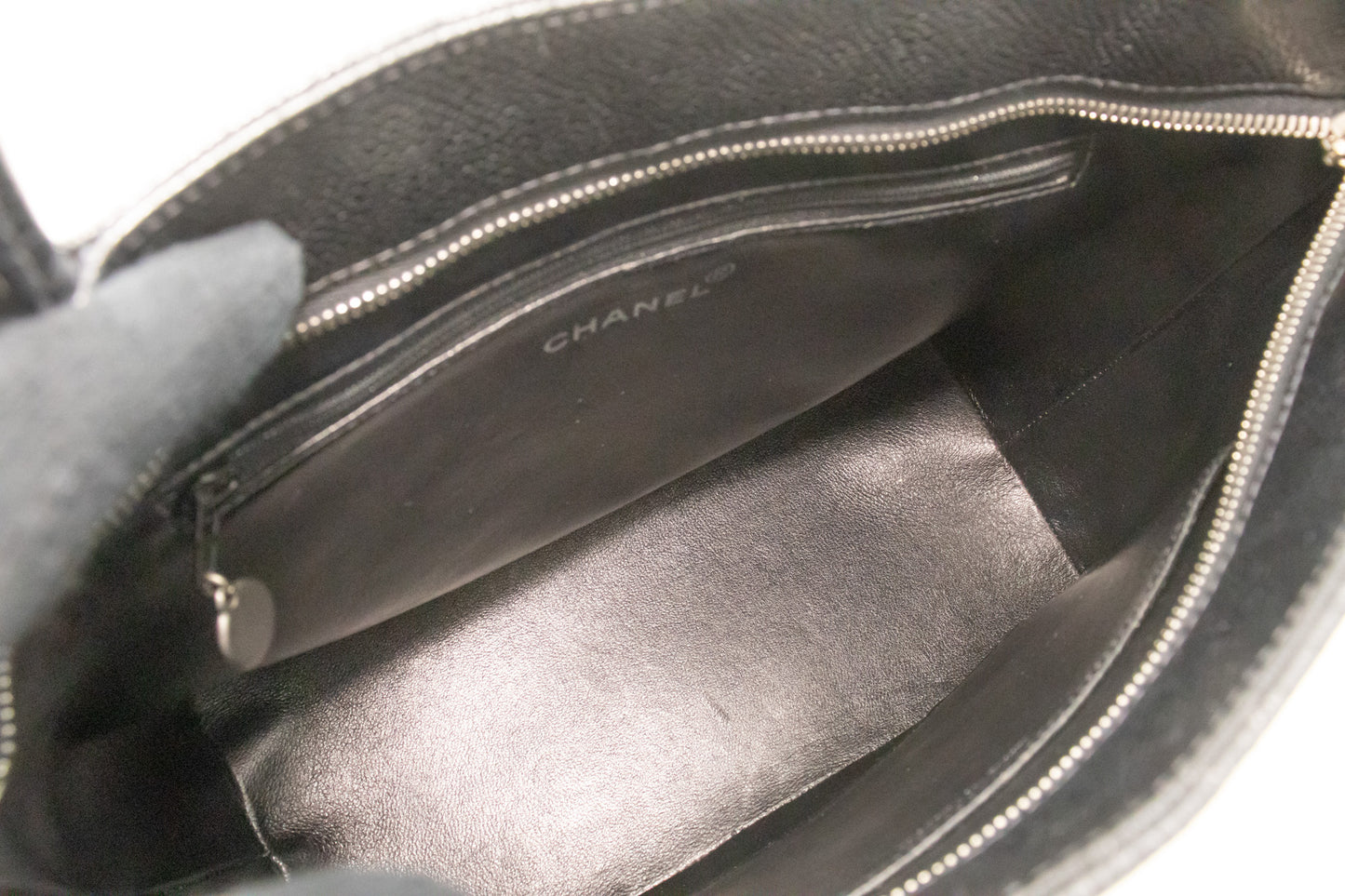CHANEL Schultertasche aus silberner Medaillon-Caviar-Leder, Einkaufstasche, Schwarz, SV n42 hannari-shop