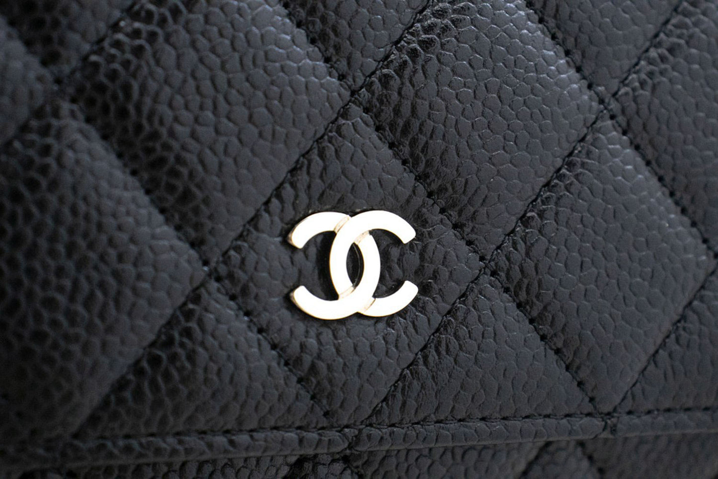 CHANEL Geldbörse mit Kette WOC aus genarbtem Kalbsleder, schwarze Schultertasche p60 hannari-shop