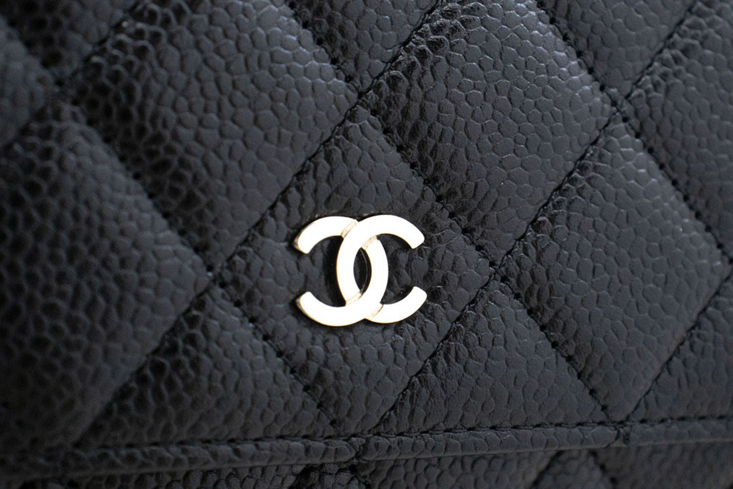 CHANEL Geldbörse mit Kette WOC aus genarbtem Kalbsleder, schwarze Schultertasche p60 hannari-shop