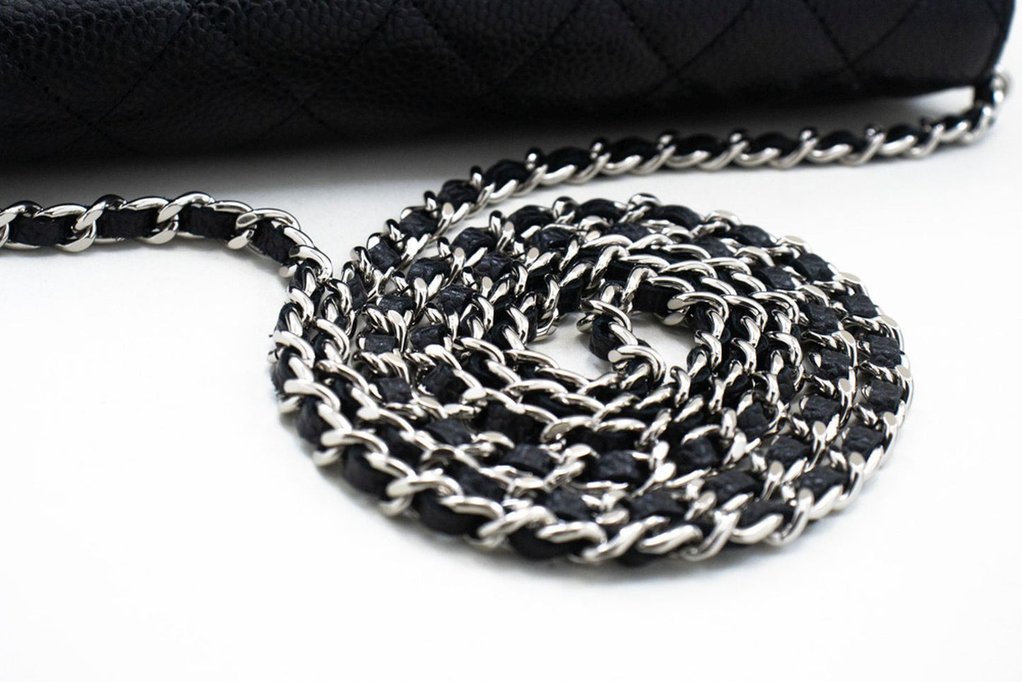 CHANEL Geldbörse mit Kette WOC aus genarbtem Kalbsleder, schwarze Schultertasche p60 hannari-shop