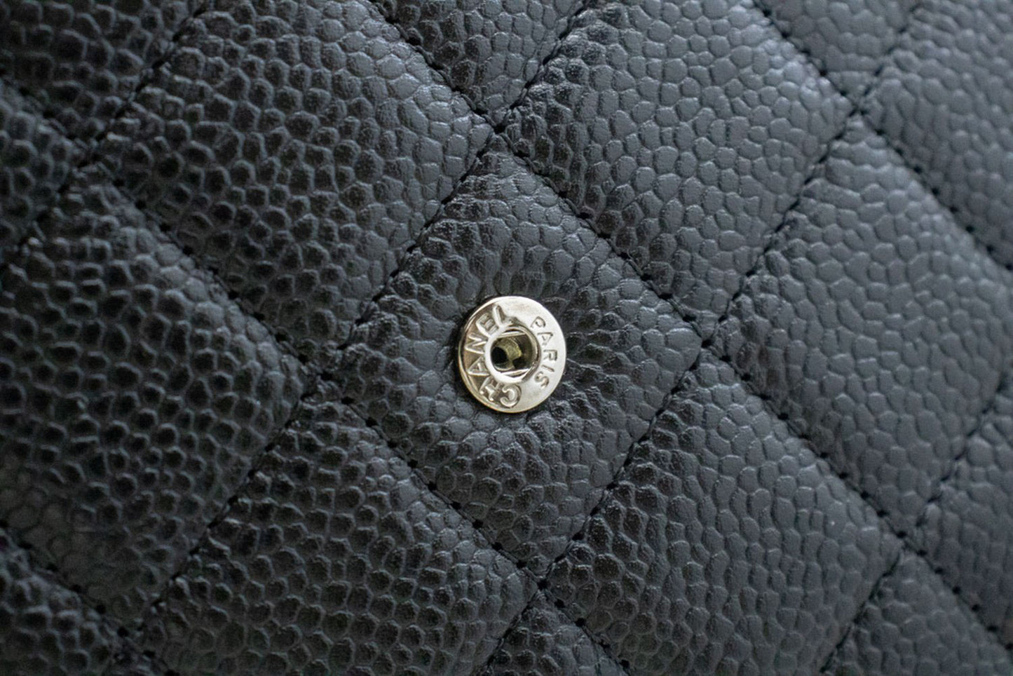 CHANEL Geldbörse mit Kette WOC aus genarbtem Kalbsleder, schwarze Schultertasche p60 hannari-shop