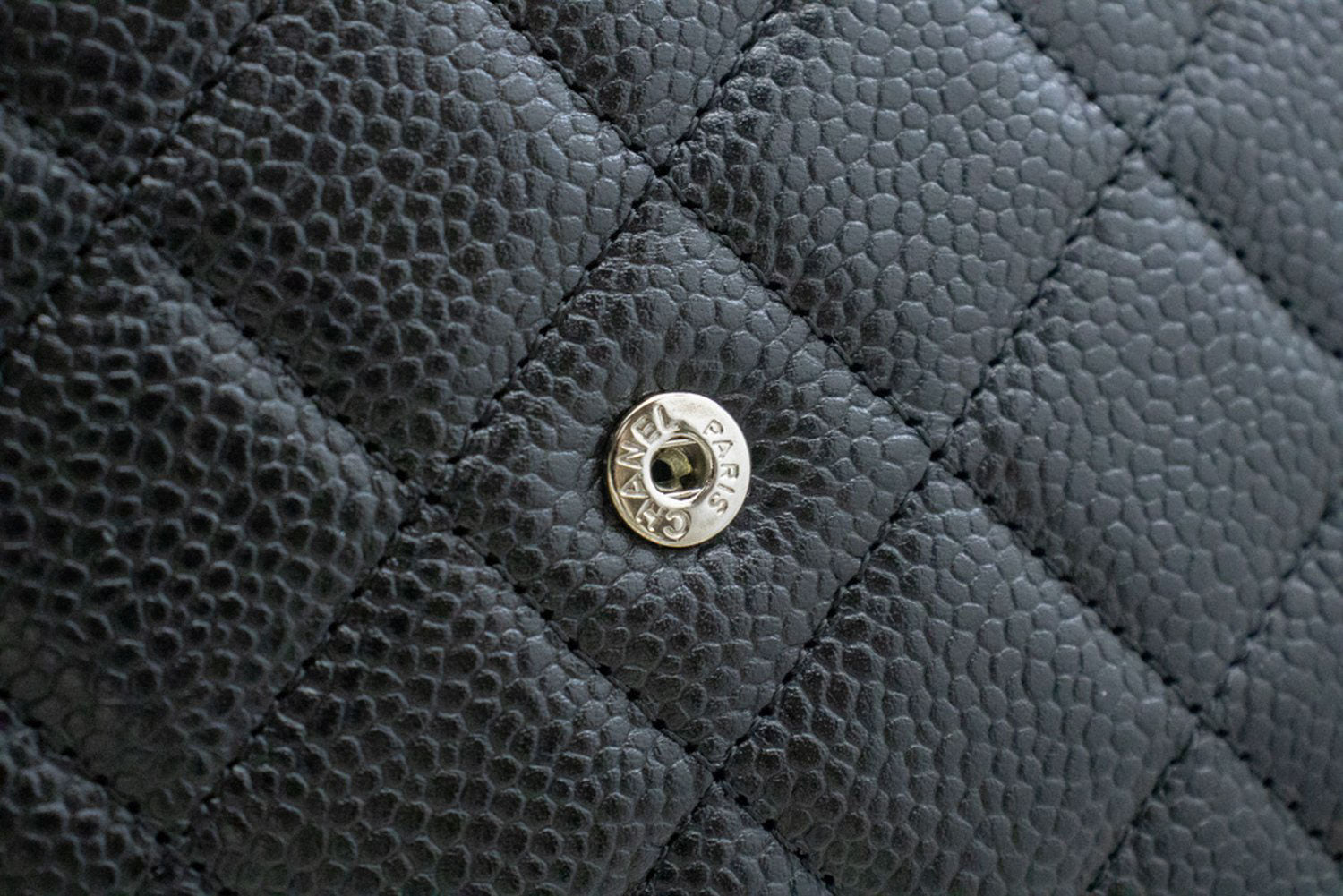 CHANEL Geldbörse mit Kette WOC aus genarbtem Kalbsleder, schwarze Schultertasche p60 hannari-shop