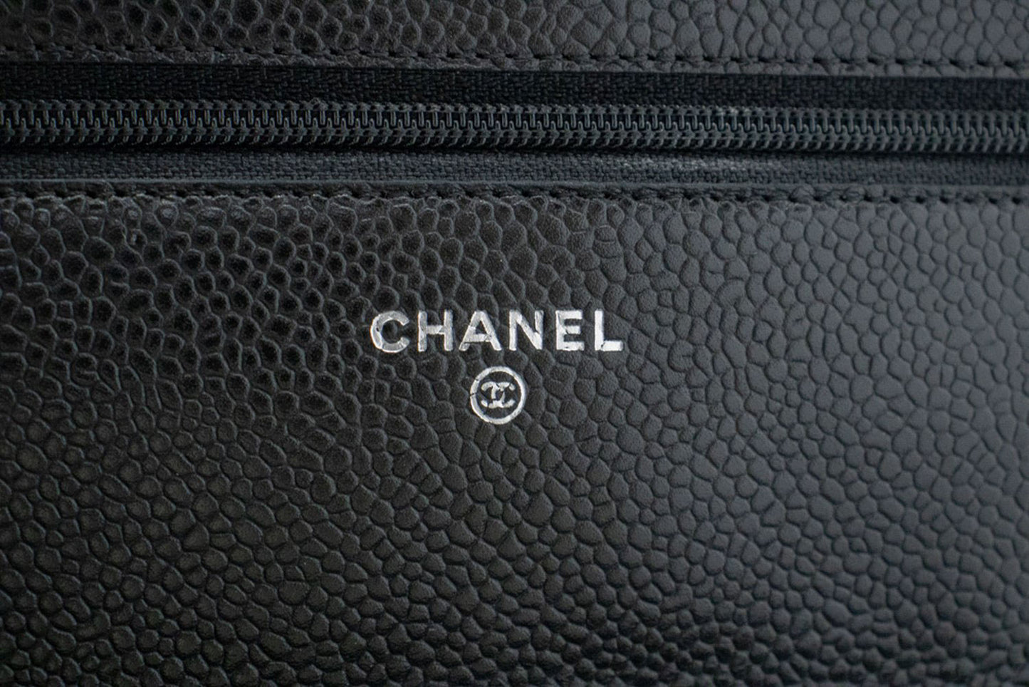 CHANEL Geldbörse mit Kette WOC aus genarbtem Kalbsleder, schwarze Schultertasche p60 hannari-shop