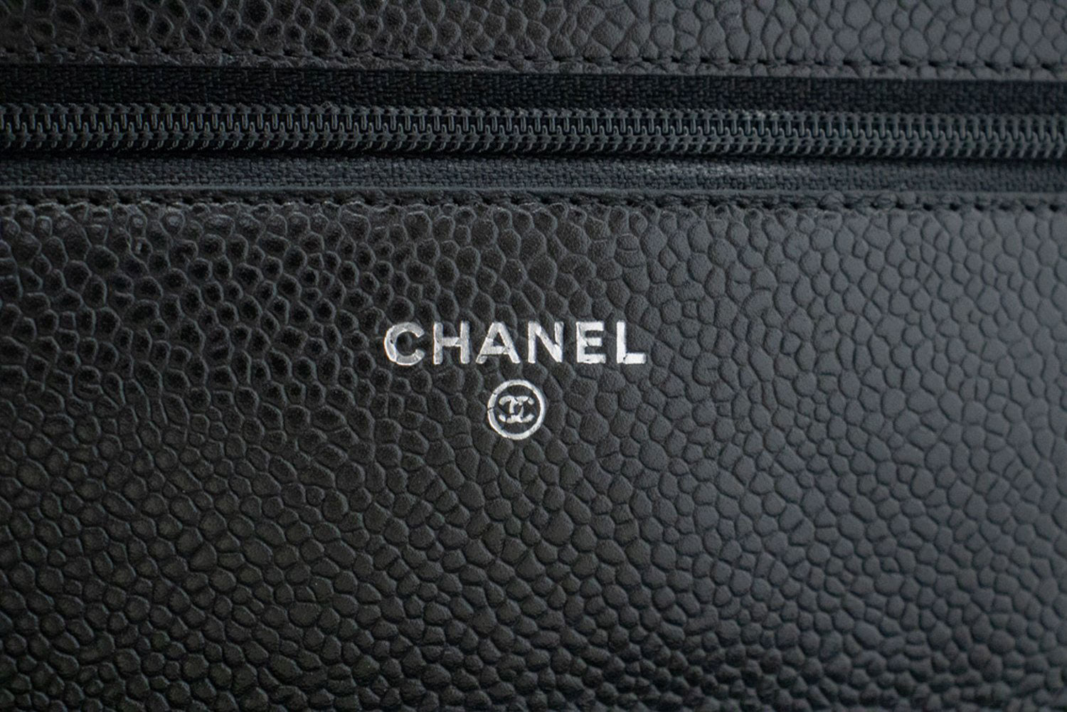 CHANEL Geldbörse mit Kette WOC aus genarbtem Kalbsleder, schwarze Schultertasche p60 hannari-shop