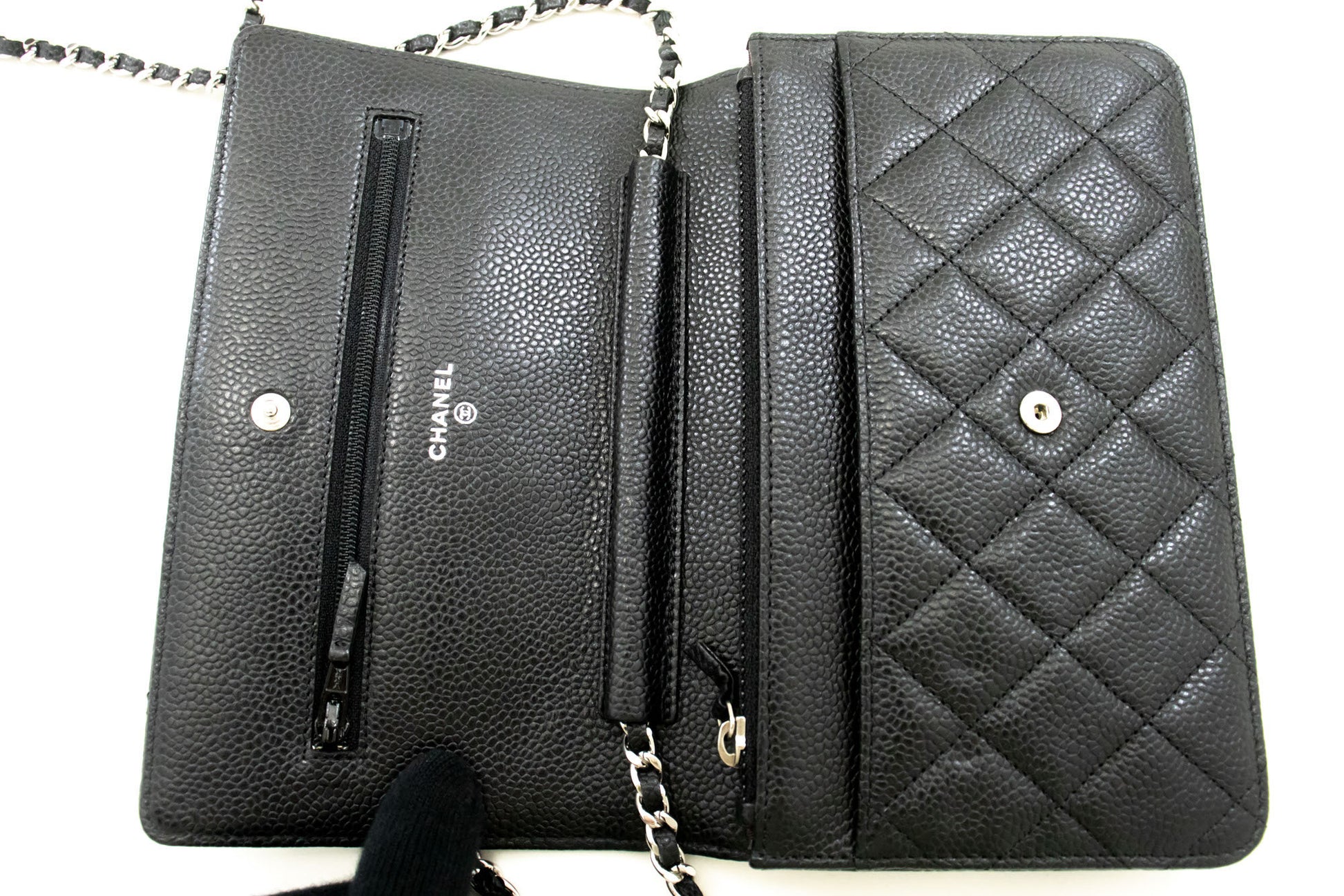 CHANEL Geldbörse mit Kette WOC aus genarbtem Kalbsleder, schwarze Schultertasche p60 hannari-shop