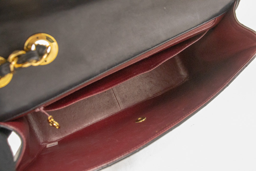 CHANEL Klassische große 13" Umhängetasche mit Umhängekette und schwarzer Lammhaut j74