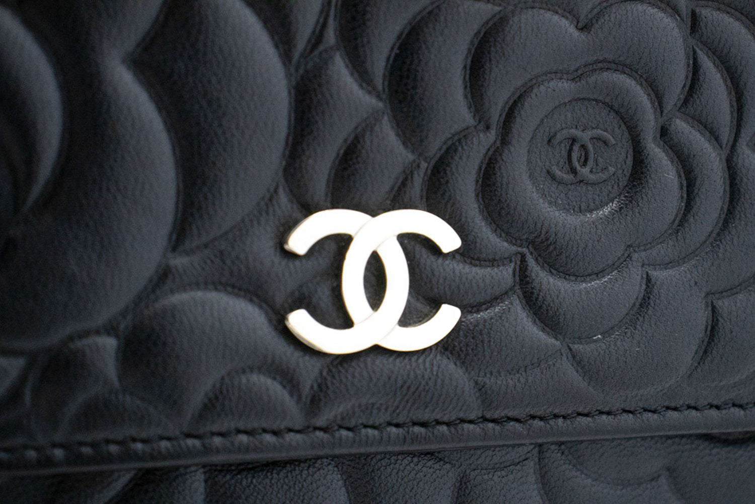 CHANEL Schwarze Camellia Prägung Geldbörse mit Kette WOC Schultertasche ab6 hannari-shop