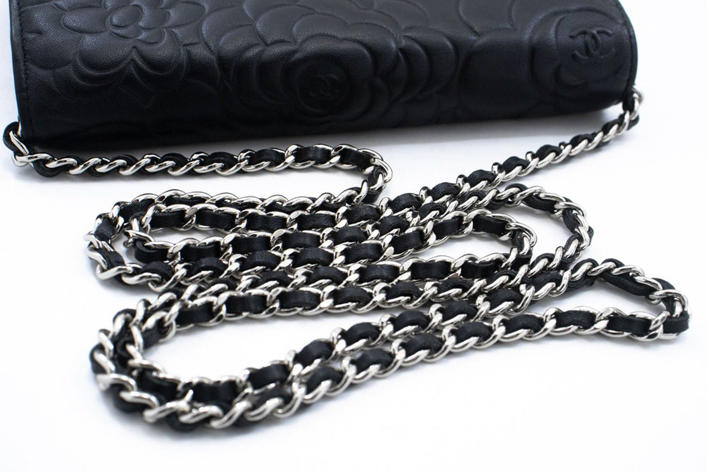 CHANEL Schwarze Camellia Prägung Geldbörse mit Kette WOC Schultertasche ab6 hannari-shop