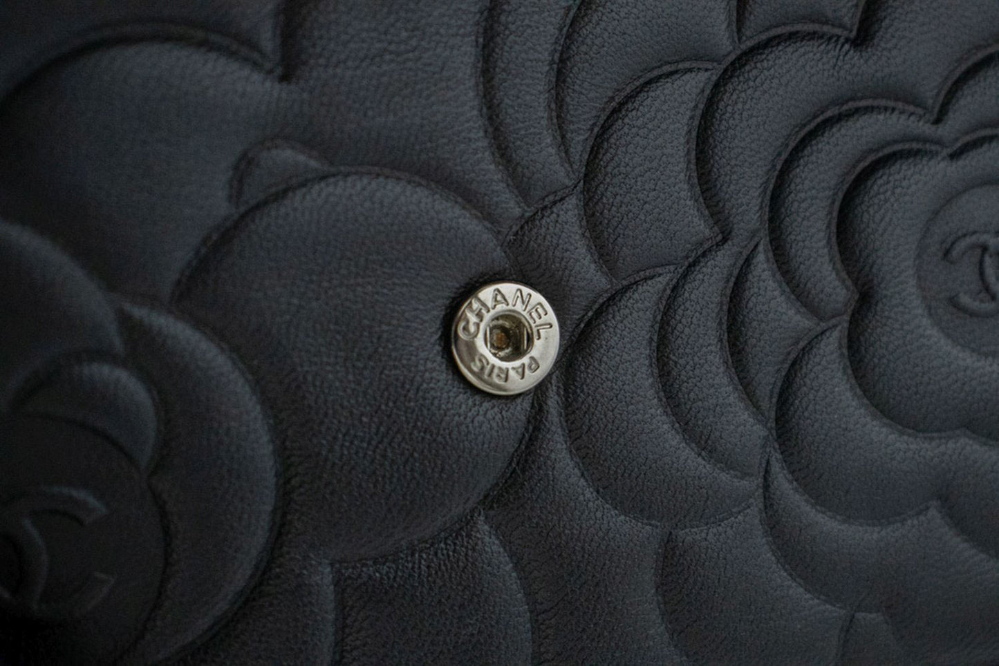 CHANEL Schwarze Camellia Prägung Geldbörse mit Kette WOC Schultertasche ab6 hannari-shop