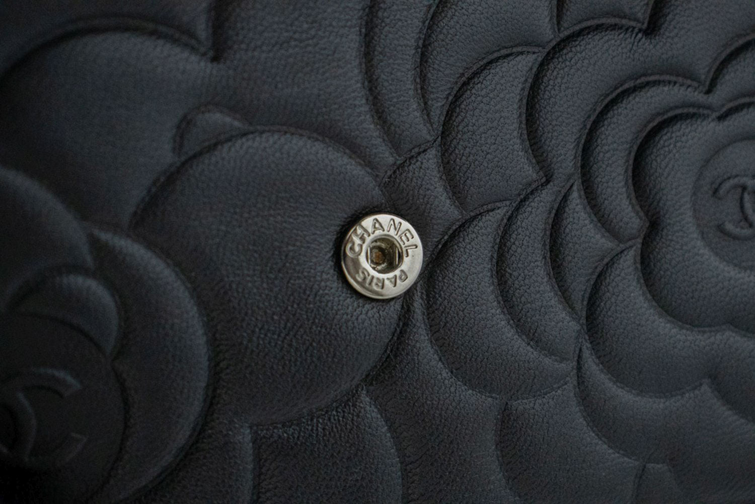 CHANEL Schwarze Camellia Prägung Geldbörse mit Kette WOC Schultertasche ab6 hannari-shop