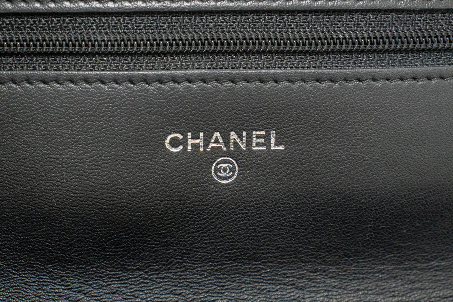CHANEL Schwarze Camellia Prägung Geldbörse mit Kette WOC Schultertasche ab6 hannari-shop