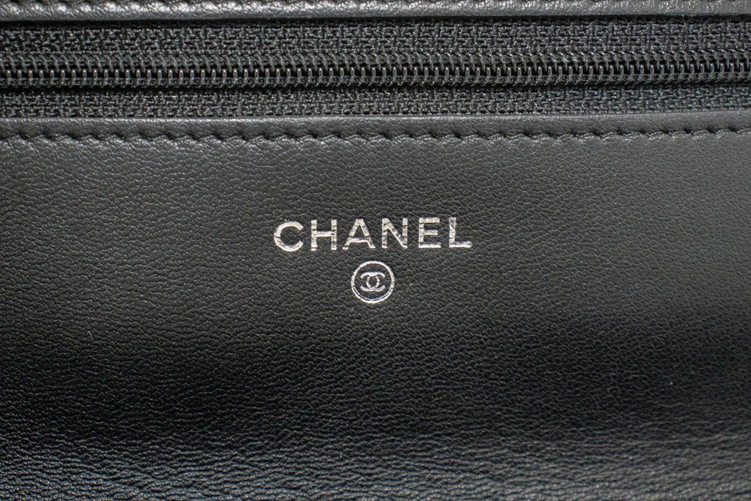 CHANEL Schwarze Camellia Prägung Geldbörse mit Kette WOC Schultertasche ab6 hannari-shop