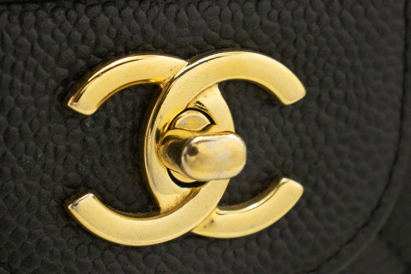 CHANEL Klassische große 11"-Umhängetasche mit Kette und Klappe in Kaviarschwarz L66