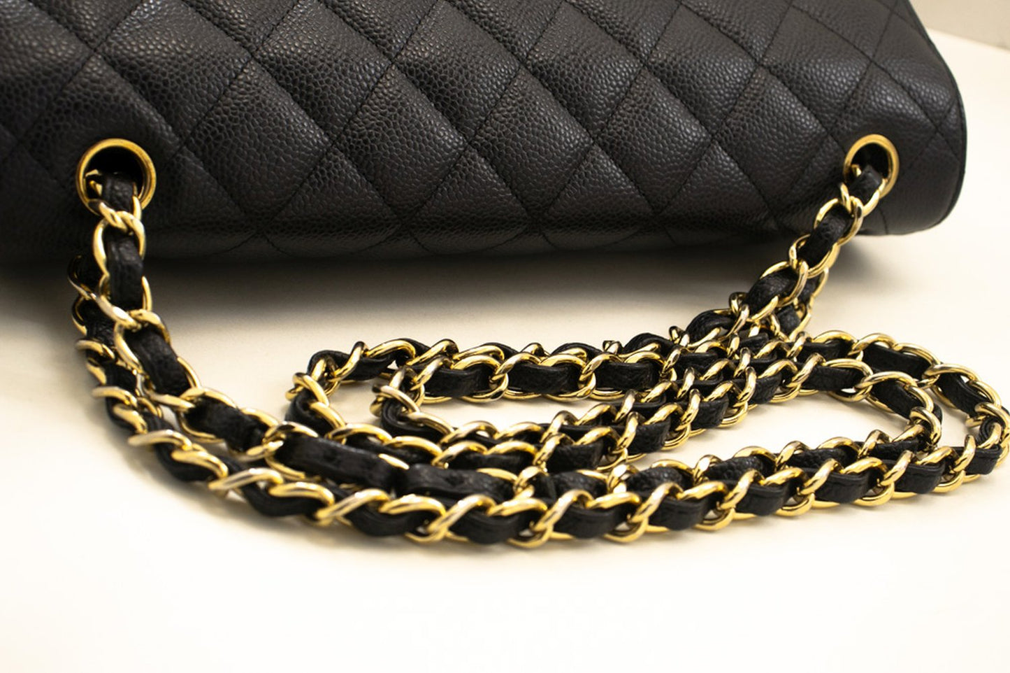 CHANEL Klassische große 11"-Umhängetasche mit Kette und Klappe in Kaviarschwarz L66
