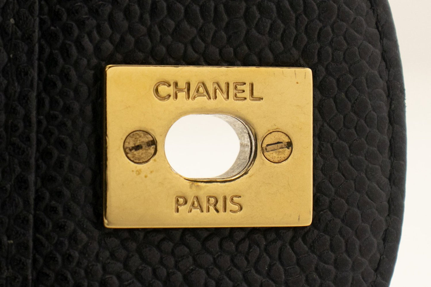 CHANEL Klassische große 11"-Umhängetasche mit Kette und Klappe in Kaviarschwarz L66
