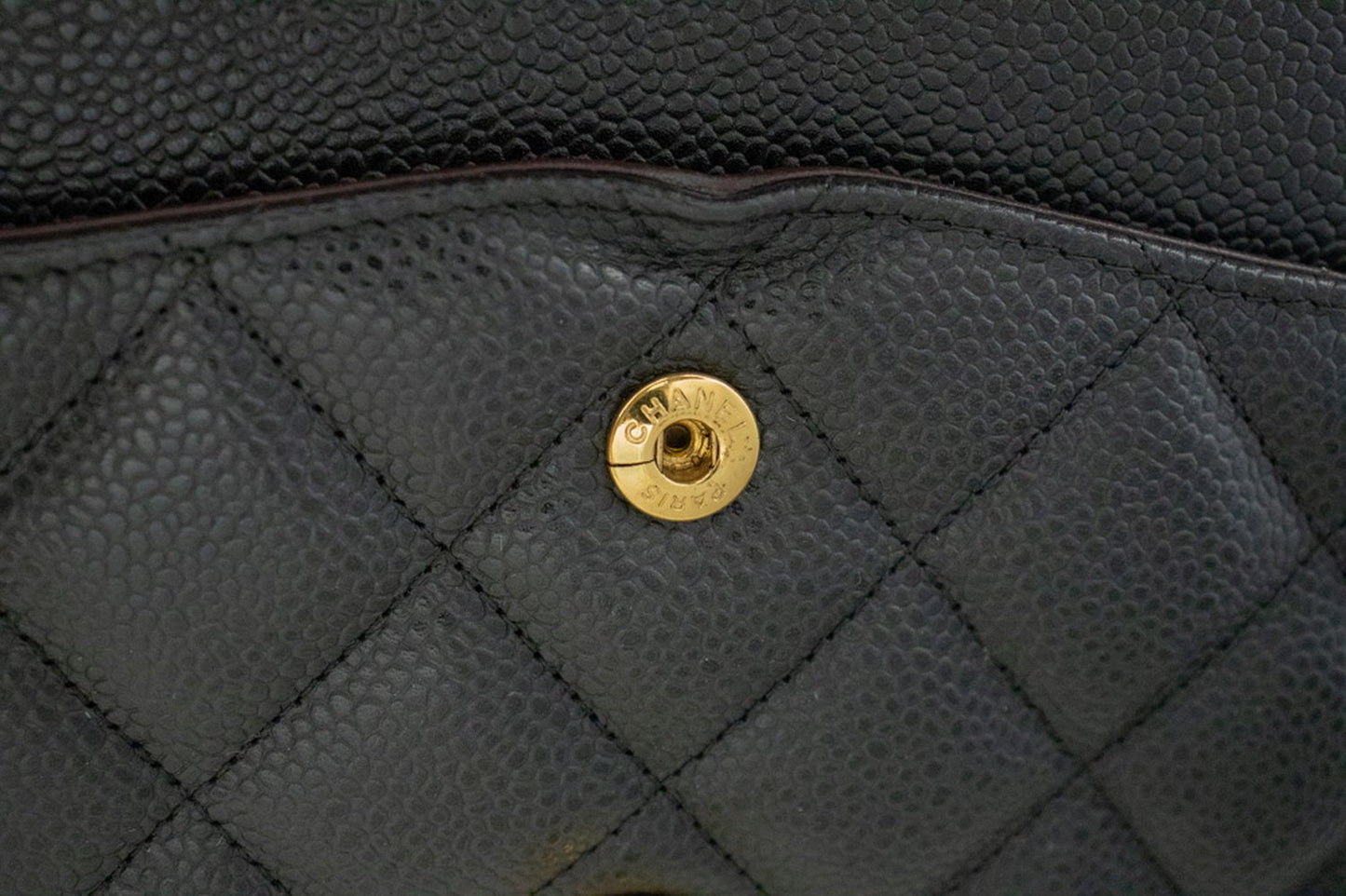 CHANEL Klassische große 11"-Umhängetasche mit Kette und Klappe in Kaviarschwarz L66