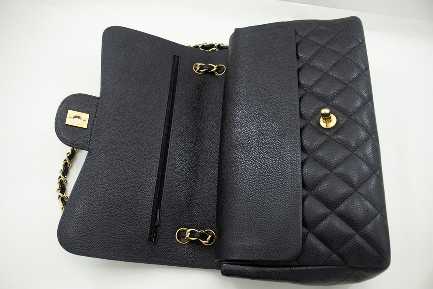 CHANEL Klassische große 11"-Umhängetasche mit Kette und Klappe in Kaviarschwarz L66