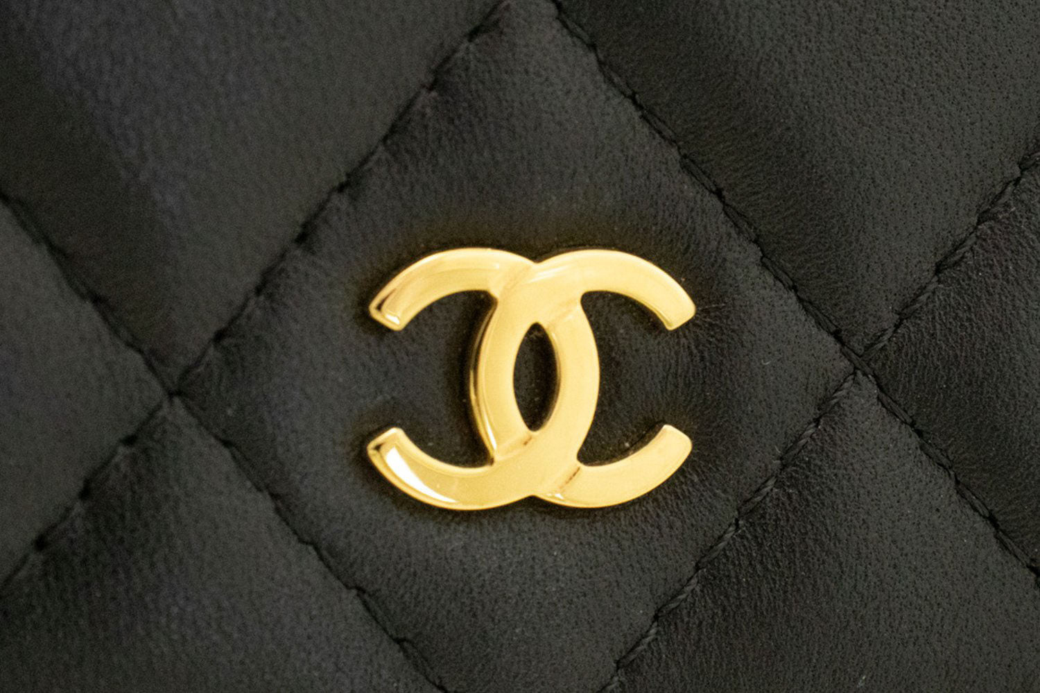 CHANEL Schwarze Classic Wallet On Chain WOC Schultertasche Crossbody ae8 hannari-shop