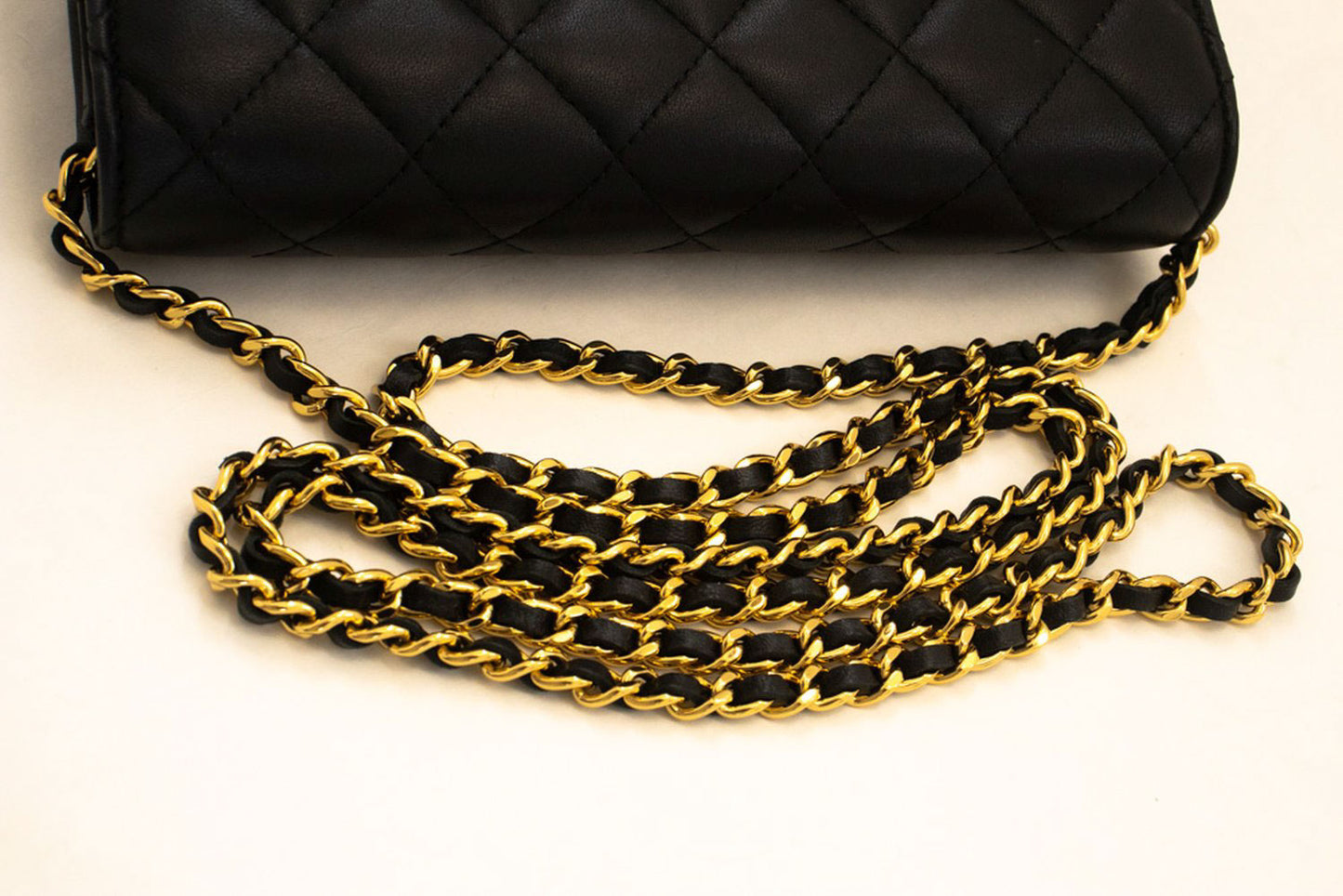CHANEL Schwarze Classic Wallet On Chain WOC Schultertasche Crossbody ae8 hannari-shop