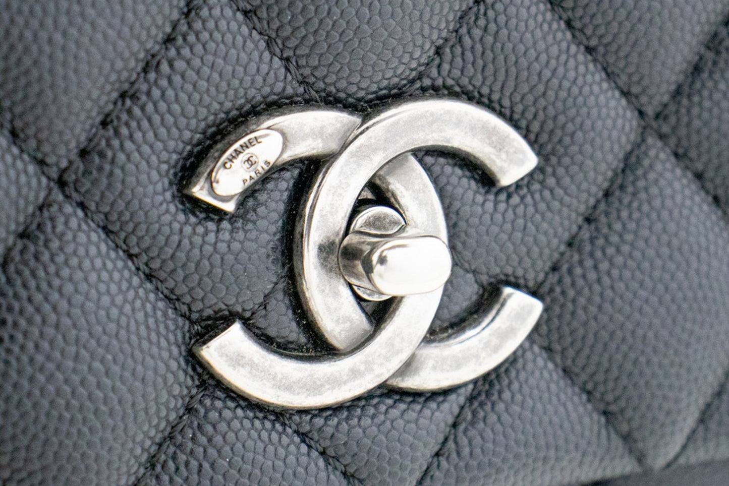 CHANEL 2-Wege-Handtasche mit Henkel, Schultertasche, schwarzes Kaviarleder, L52