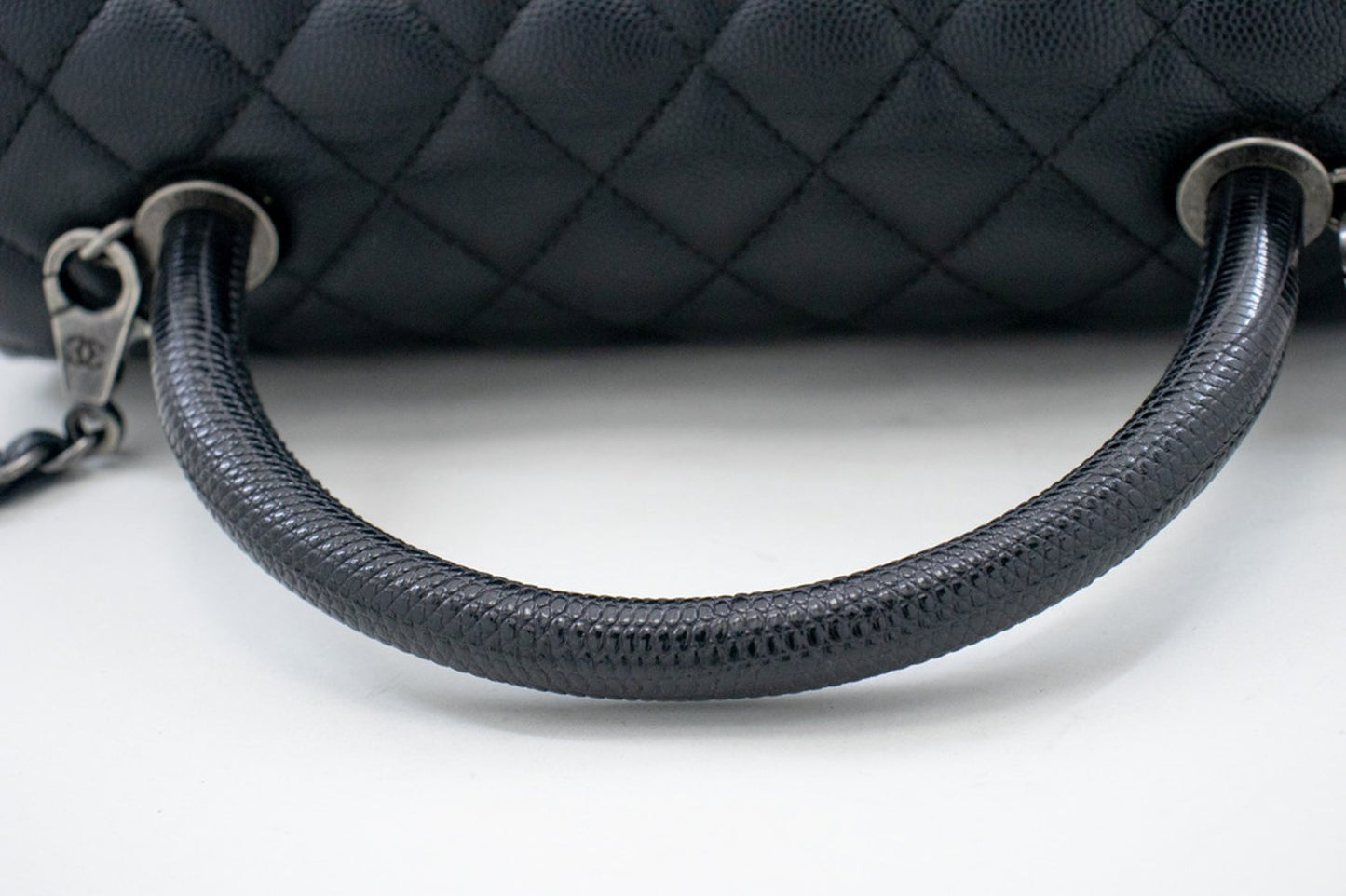 CHANEL 2-Wege-Handtasche mit Henkel, Schultertasche, schwarzes Kaviarleder, L52