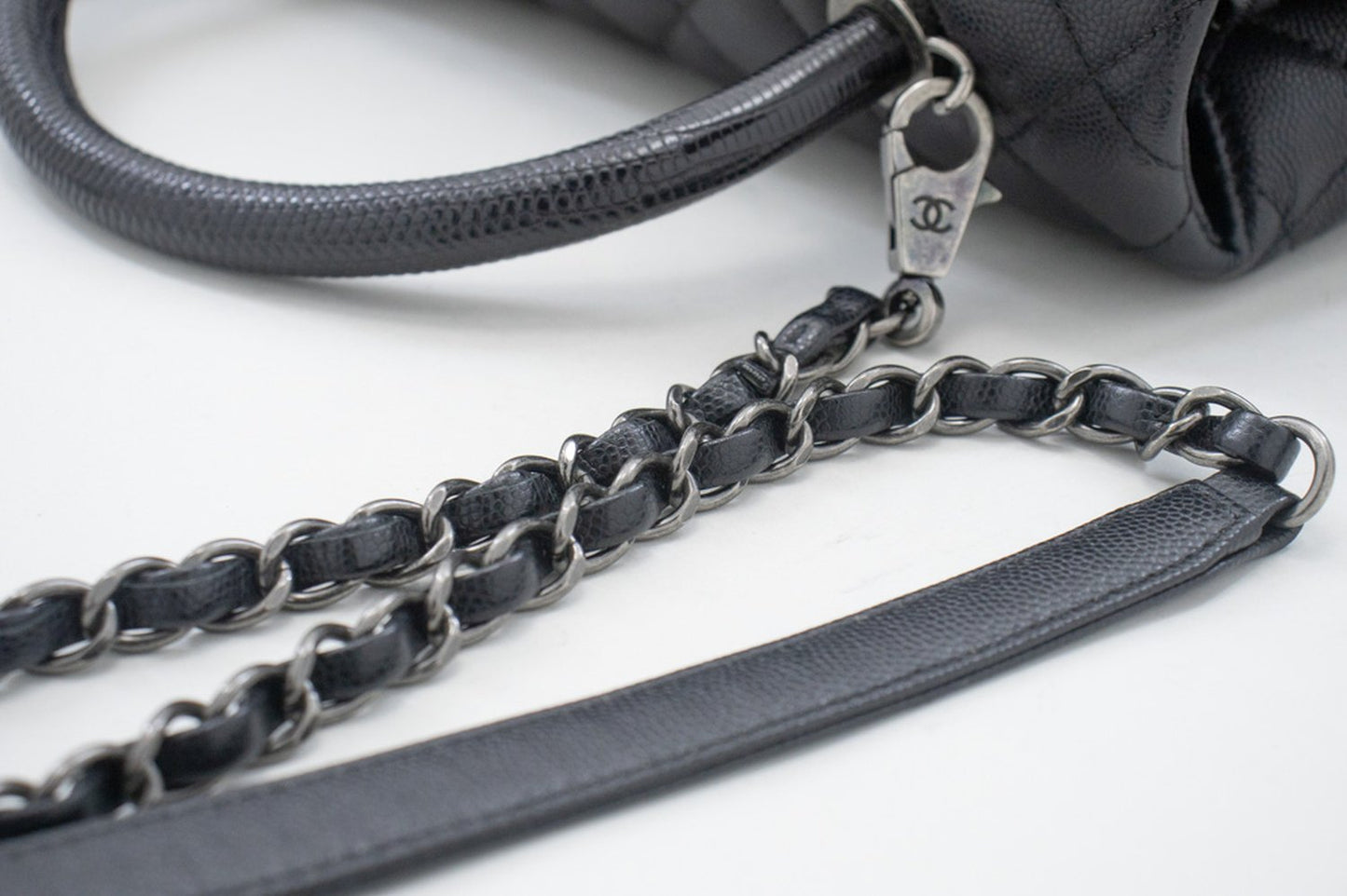 CHANEL 2-Wege-Handtasche mit Henkel, Schultertasche, schwarzes Kaviarleder, L52
