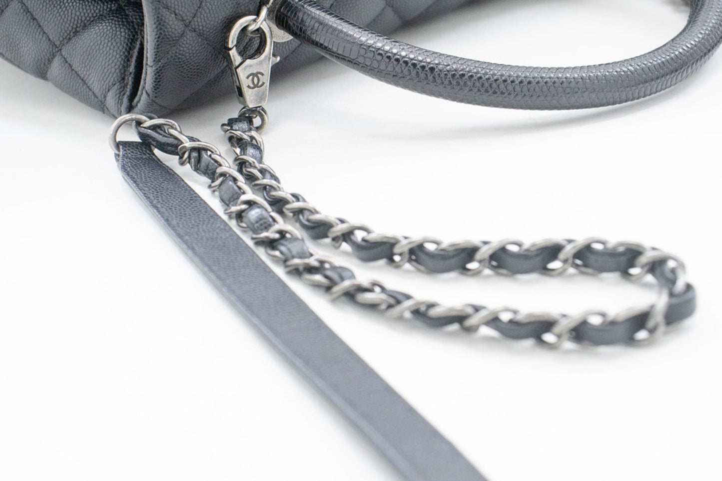 CHANEL 2-Wege-Handtasche mit Henkel, Schultertasche, schwarzes Kaviarleder, L52