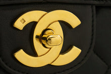 CHANEL Klassische große 11"-Umhängetasche mit Kette und Klappe aus schwarzem Lammleder L95
