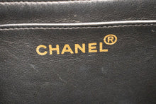 CHANEL Klassische große 11"-Umhängetasche mit Kette und Klappe aus schwarzem Lammleder L95