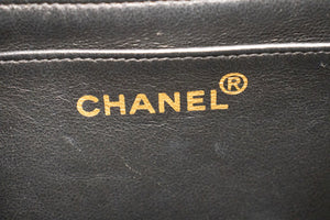 CHANEL Klassische große 11"-Umhängetasche mit Kette und Klappe aus schwarzem Lammleder L95