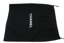 CHANEL Klassische große 11"-Umhängetasche mit Kette und Klappe aus schwarzem Lammleder L95