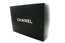 CHANEL Klassische große 11"-Umhängetasche mit Kette und Klappe aus schwarzem Lammleder L95