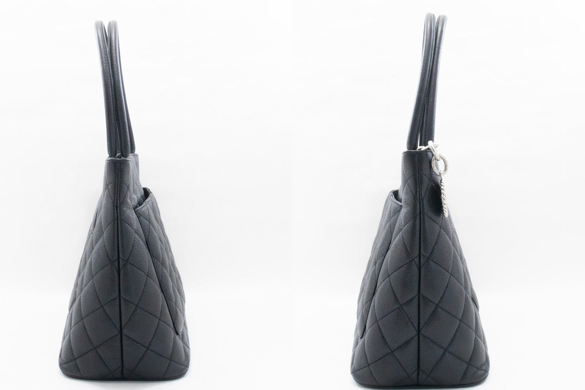CHANEL Silberne Medaillon-Tasche aus genarbtem Kalbsleder mit Schulterriemen ap3 — Seite hannari-shop