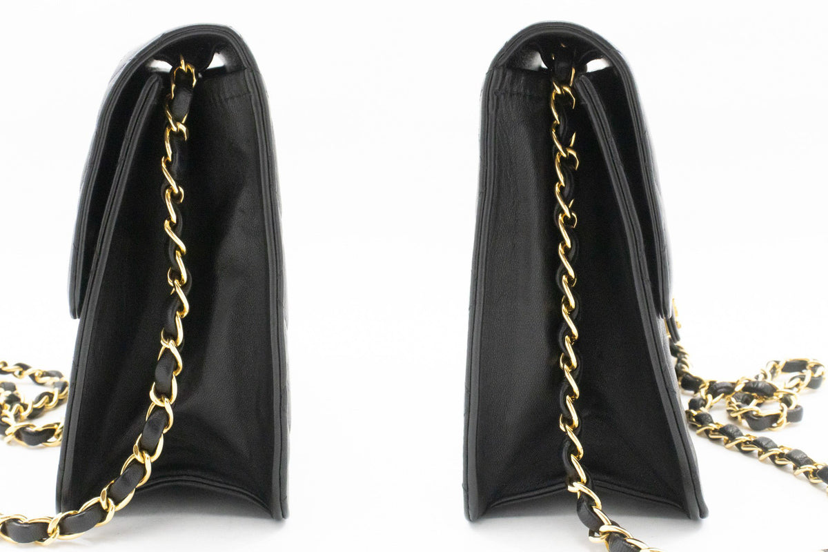 CHANEL Kleine Ketten-Umhängetasche Clutch Schwarz Gestepptes Überschlagmodell Lammleder ap4 — Seite hannari-shop