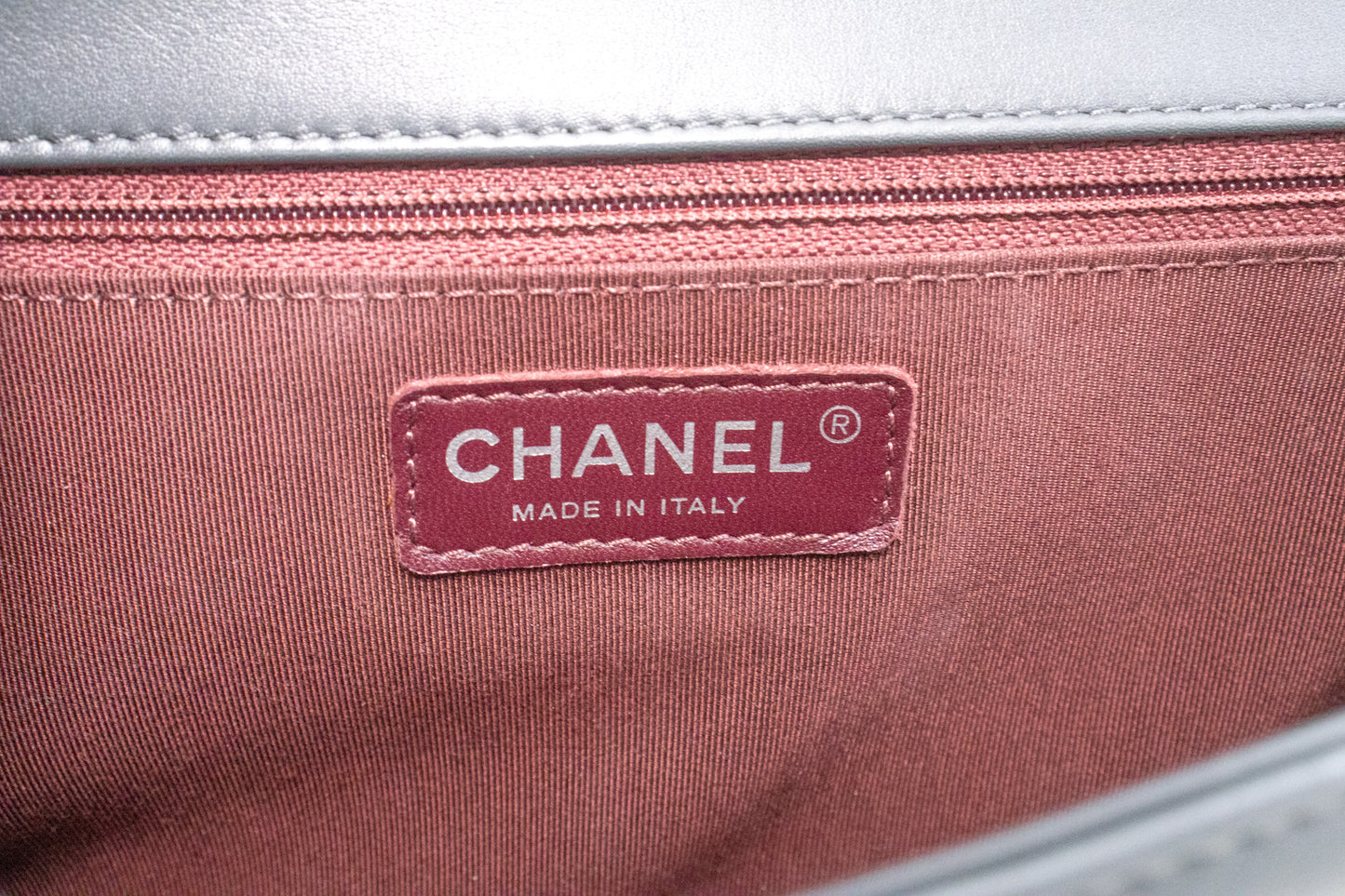 CHANEL Boy Dunkelgraue V-Steppkette Schultertasche Gestepptes Klappfach n41 hannari-shop