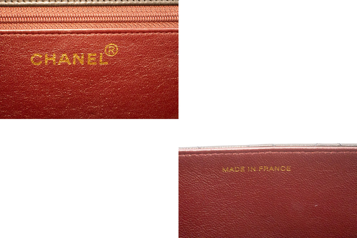 CHANEL Kleine Ketten-Umhängetasche Clutch Schwarz Gestepptes Klappmodell Lammleder ao7 — CHANEL-Logo im Inneren hannari-shop