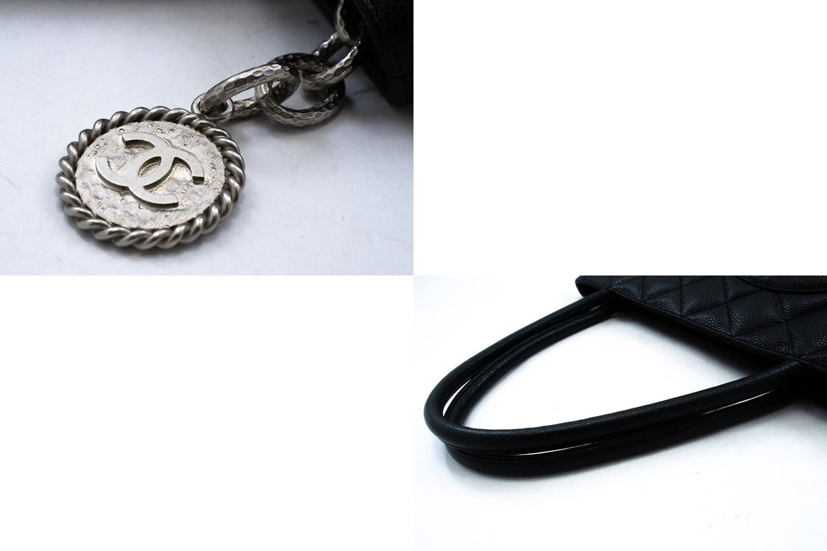 CHANEL Silberne Medaillon-Tasche aus genarbtem Kalbsleder mit Schulterriemen ap3 — Beschläge hannari-shop