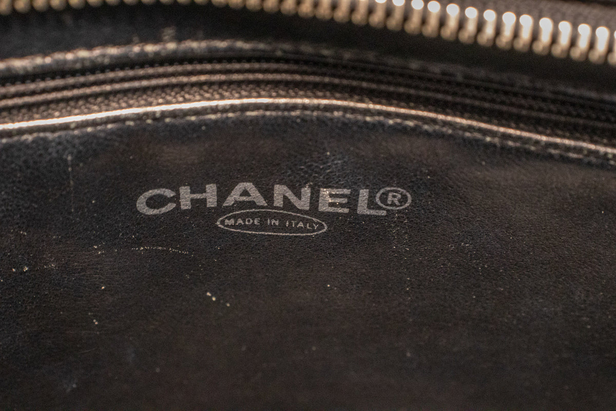 CHANEL Silberne Medaillon-Tasche aus genarbtem Kalbsleder mit Schulterriemen ap3 — CHANEL-Logo im Inneren hannari-shop