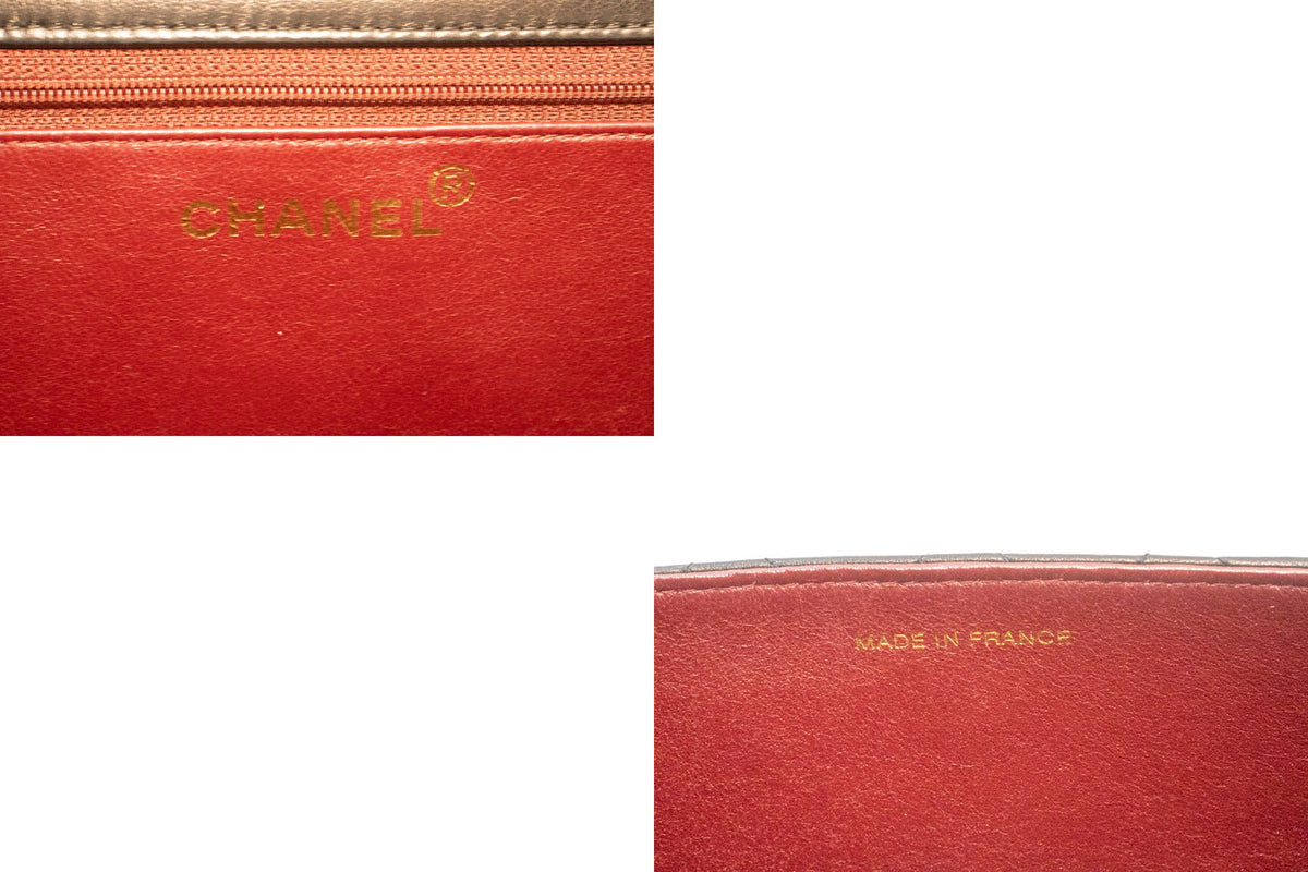CHANEL Kleine Ketten-Umhängetasche Clutch Schwarz Gestepptes Überschlagmodell Lammleder ap4 — CHANEL-Logo im Innenraum hannari-shop