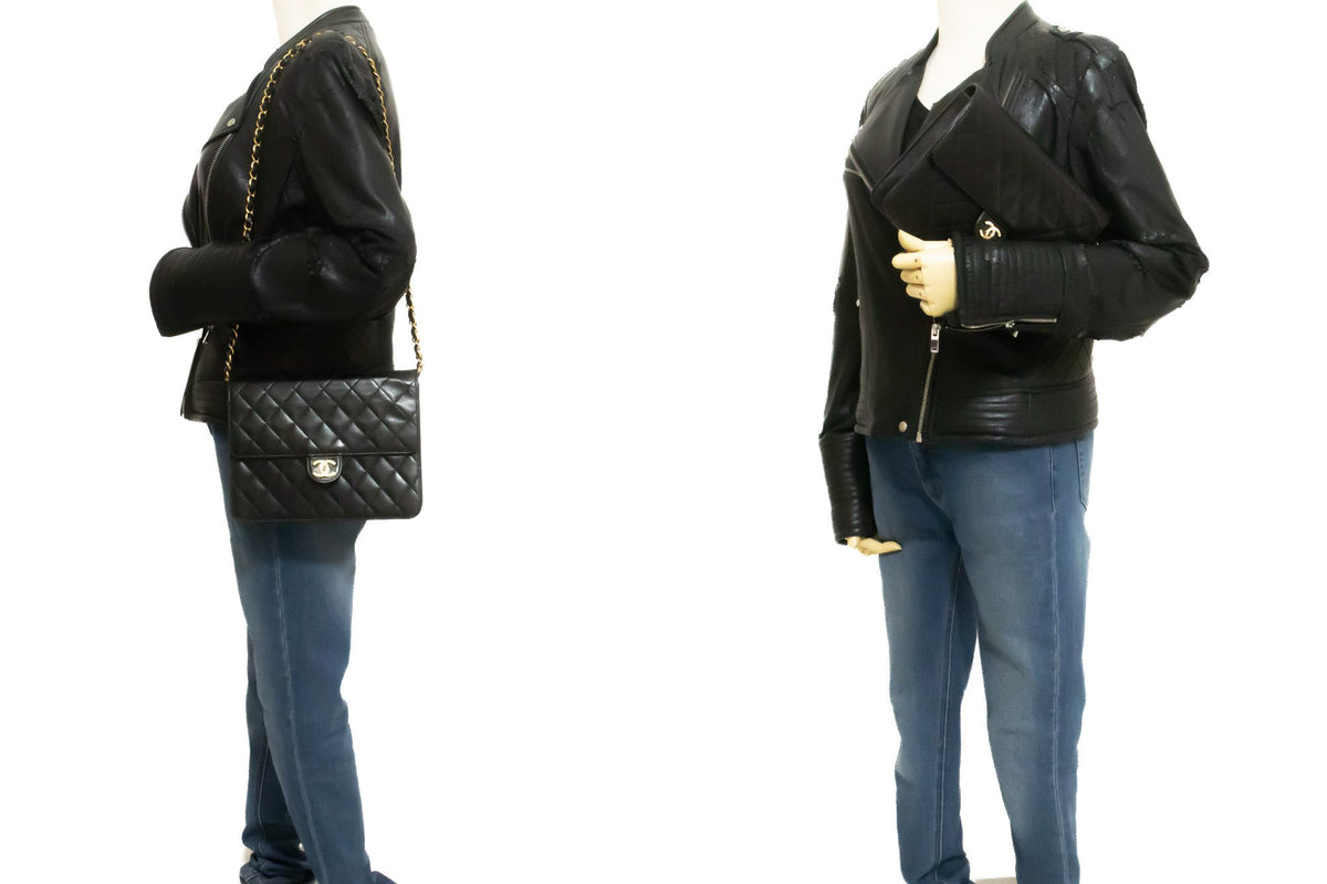 CHANEL Kleine Ketten-Umhängetasche Clutch Schwarz Gestepptes Klappmodell Lammleder ao7 — an der Schaufensterpuppe hannari-shop
