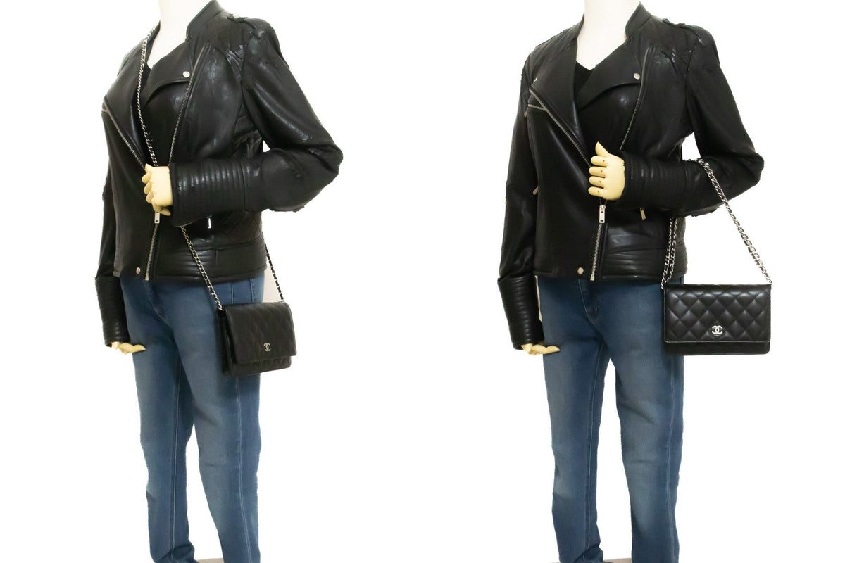 CHANEL Schwarze Classic Wallet On Chain WOC Umhängetasche aus Lammleder ap5 — an der Schaufensterpuppe hannari-shop
